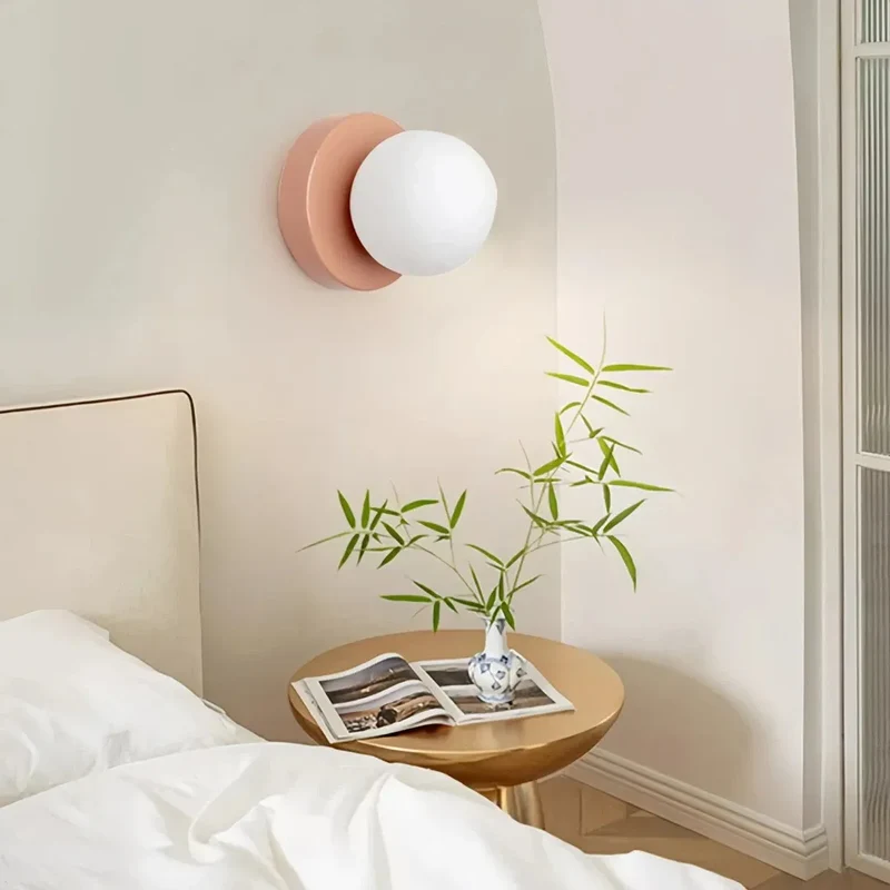Moderne Opalglas LED Wandleuchte mit Kugel für Flur und Schlafzimmer