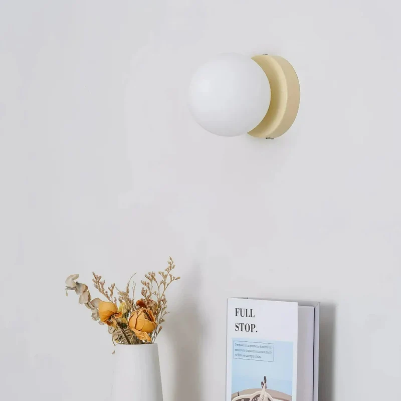 Moderne Opalglas LED Wandleuchte mit Kugel für Flur und Schlafzimmer