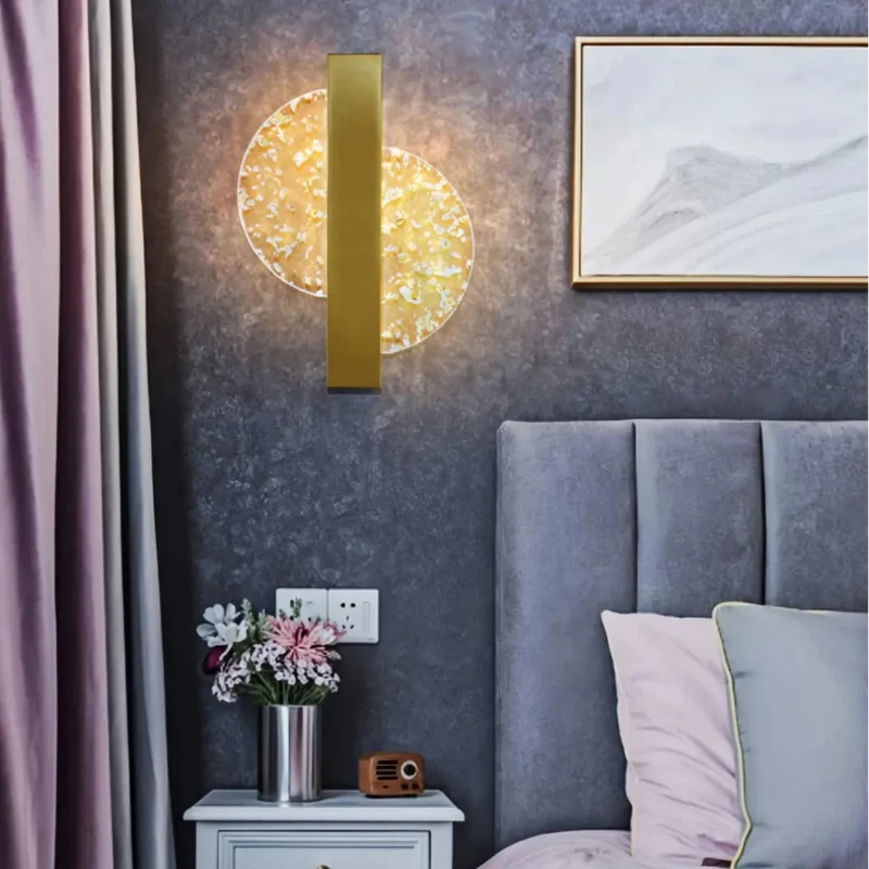 Moderne Wandleuchte aus Eisen und Acryl fürs Schlafzimmer
