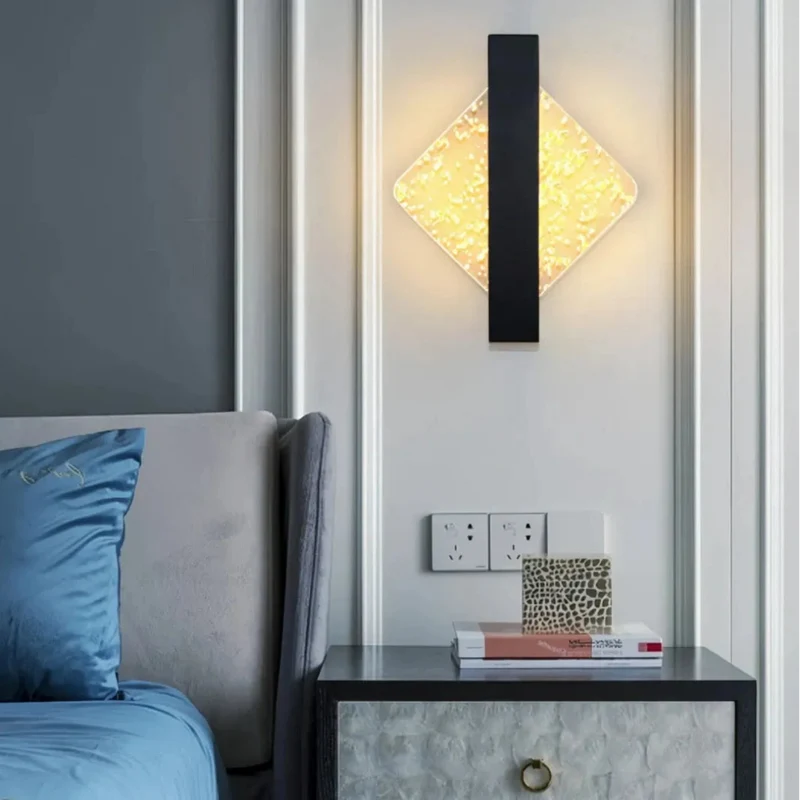 Moderne Wandleuchte aus Eisen und Acryl fürs Schlafzimmer