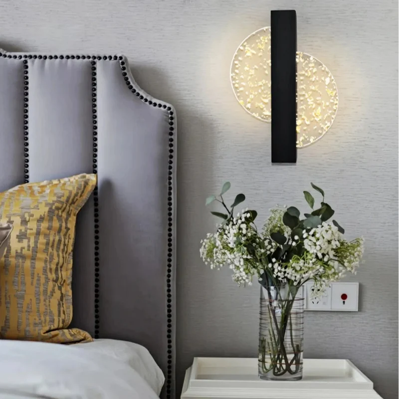 Moderne Wandleuchte aus Eisen und Acryl fürs Schlafzimmer