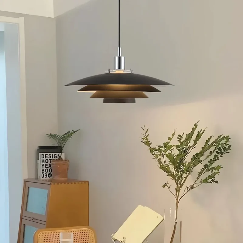 Moderne UFO Pendelleuchte aus Metall für den Esstisch