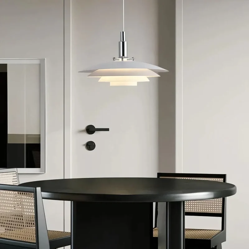 Moderne UFO Pendelleuchte aus Metall für den Esstisch