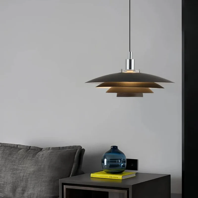 Moderne UFO Pendelleuchte aus Metall für den Esstisch