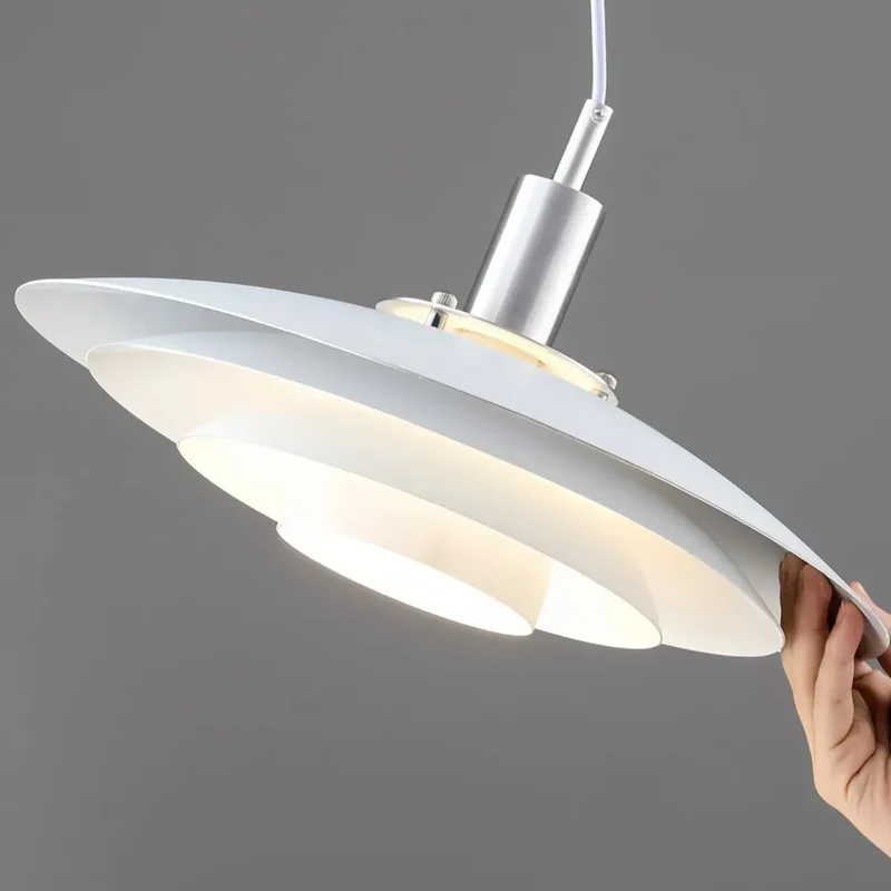 Moderne UFO Pendelleuchte aus Metall für den Esstisch