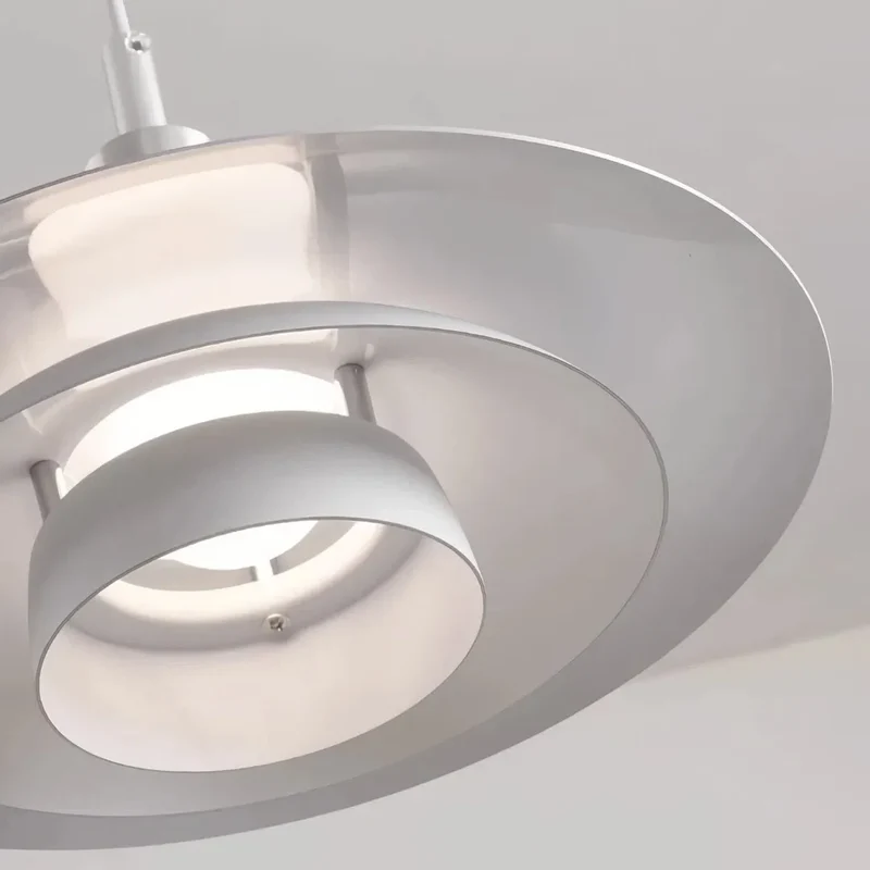 Moderne UFO Pendelleuchte aus Metall für den Esstisch
