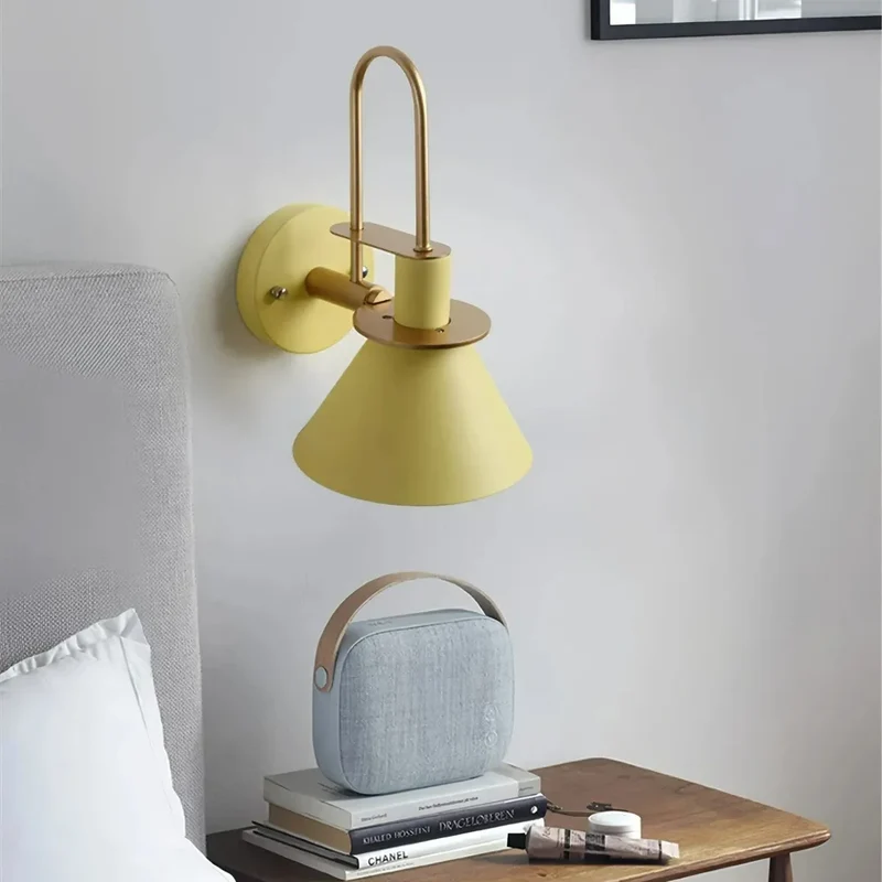 Moderne LED-Wandleuchte aus Metall für das Schlafzimmer, konisches Design