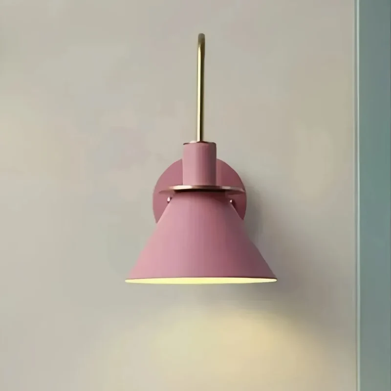 Moderne LED-Wandleuchte aus Metall für das Schlafzimmer, konisches Design