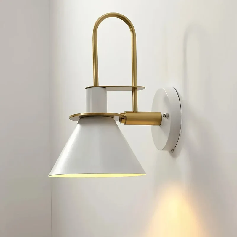 Moderne LED-Wandleuchte aus Metall für das Schlafzimmer, konisches Design