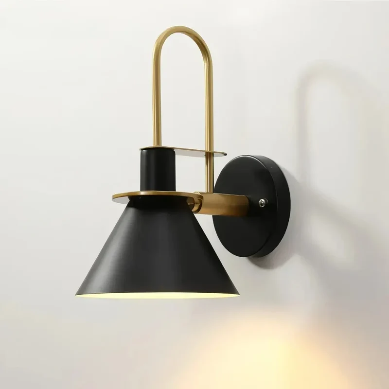 Moderne LED-Wandleuchte aus Metall für das Schlafzimmer, konisches Design