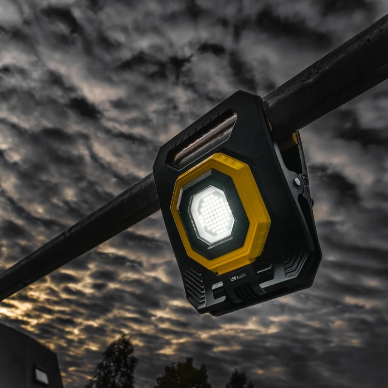 Akku LED-Arbeitsstrahler mit Zangenklemme für Rohre 15W kaltweiss 3-6h Laufzeit - LED's Work