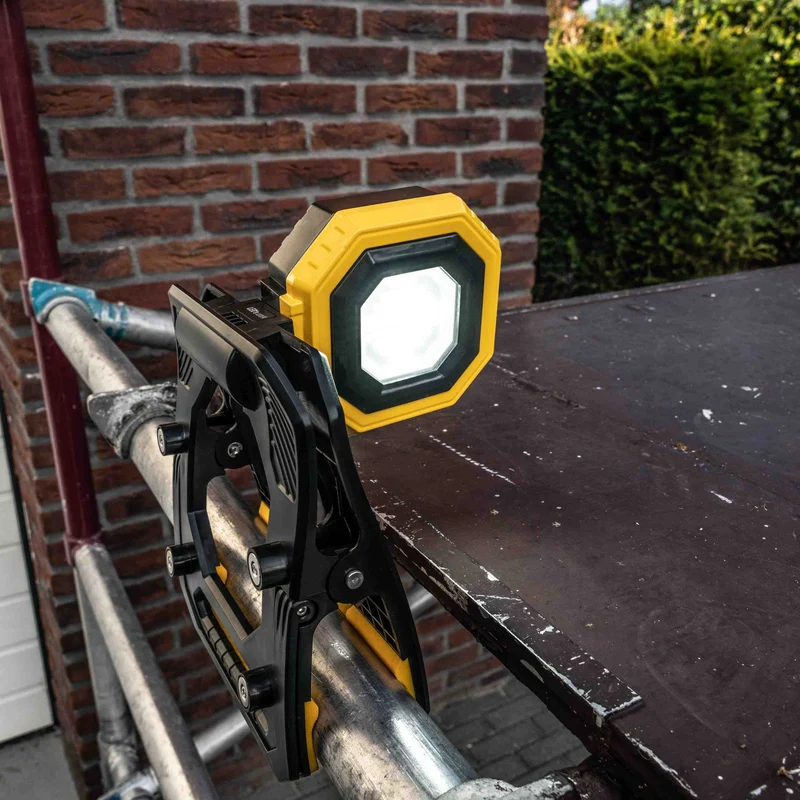 Akku LED-Arbeitsstrahler mit Zangenklemme für Rohre 15W kaltweiss 3-6h Laufzeit - LED's Work