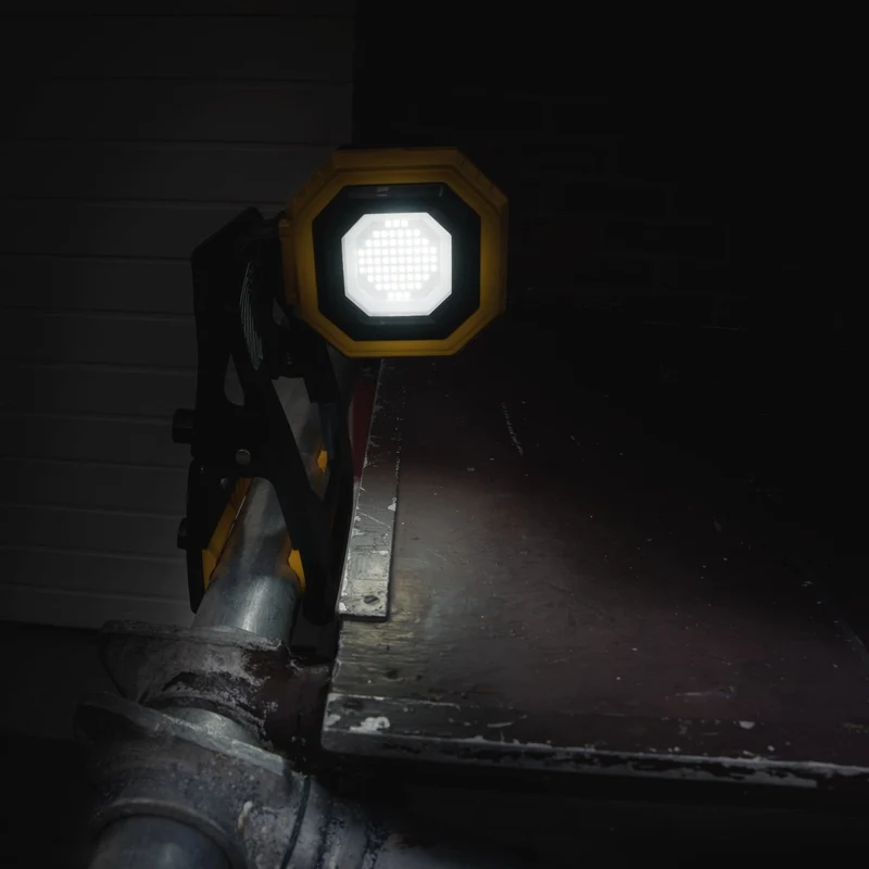 Akku LED-Arbeitsstrahler mit Zangenklemme für Rohre 15W kaltweiss 3-6h Laufzeit - LED's Work