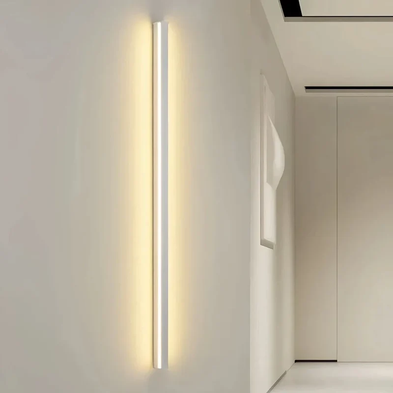 Moderne längliche LED-Wandleuchte fürs Wohnzimmer