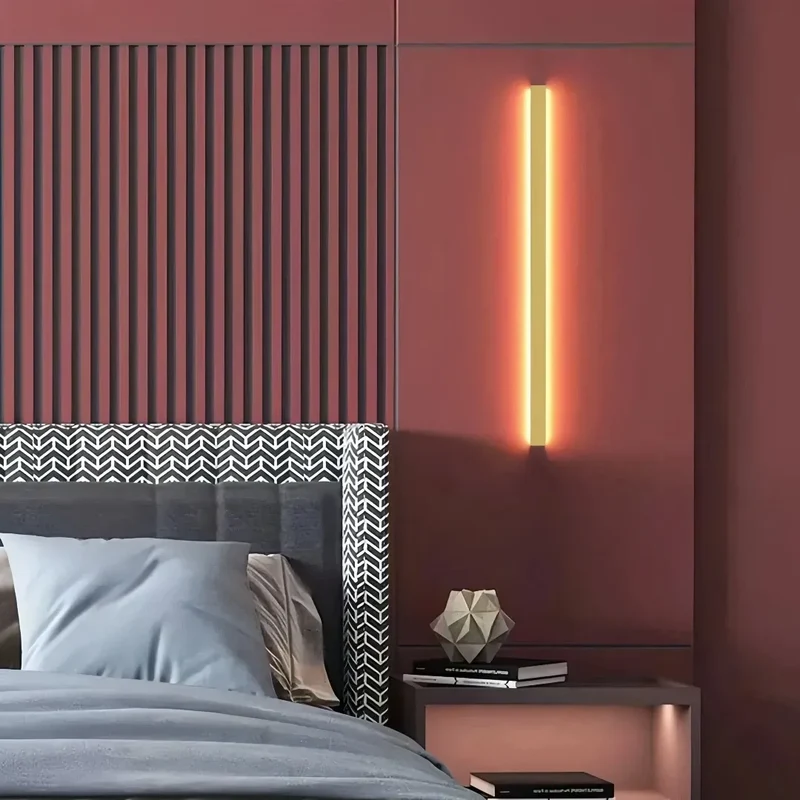 Moderne längliche LED-Wandleuchte fürs Wohnzimmer