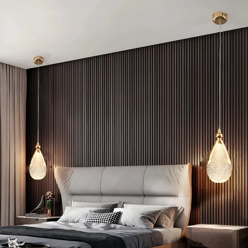 Moderne Pendelleuchte aus Acrylglas mit Tropfenaufhängung fürs Schlafzimmer