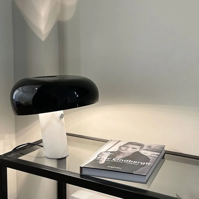 Kleine Nachttischlampe im skandinavischen Stil – Ovolis