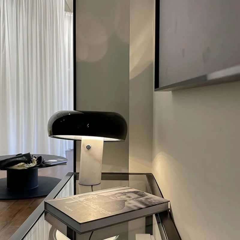 Kleine Nachttischlampe im skandinavischen Stil – Ovolis