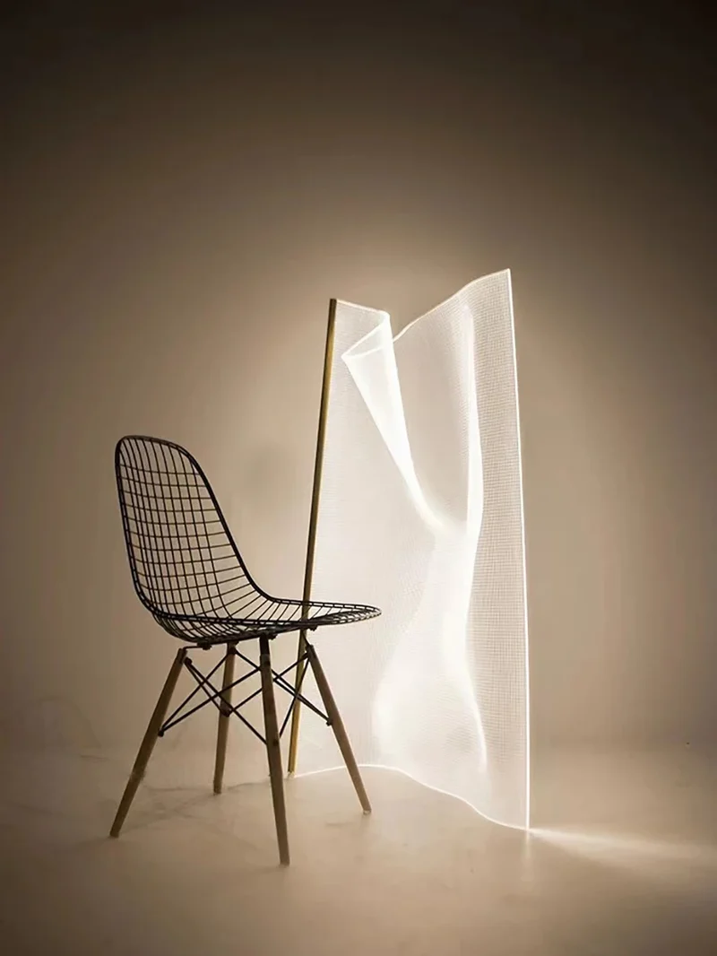 Vertikale Lampe mit futuristischen Ringen – Axion