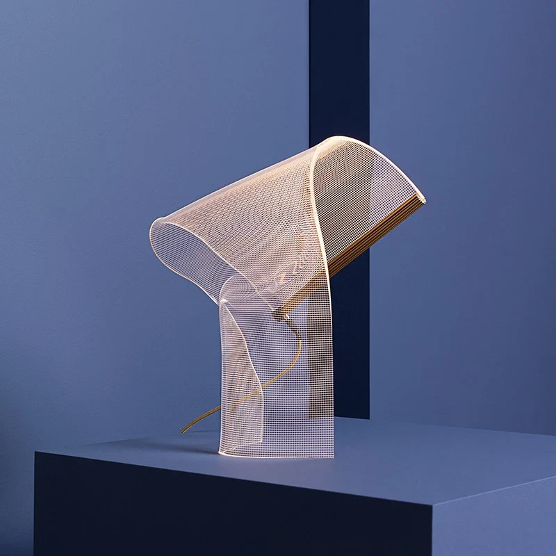 Vertikale Lampe mit futuristischen Ringen – Axion
