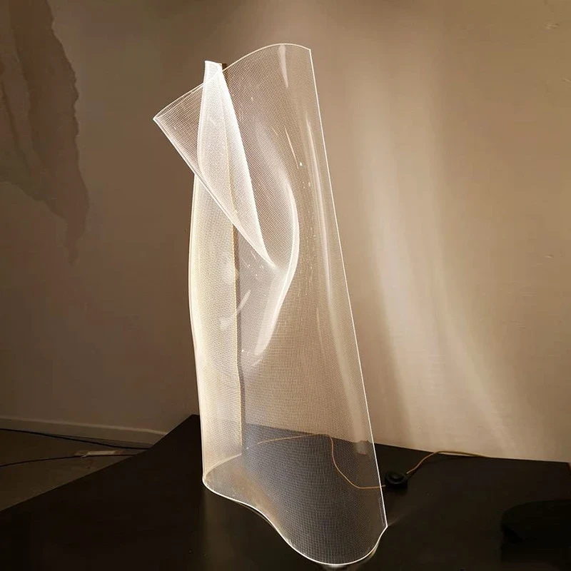 Vertikale Lampe mit futuristischen Ringen – Axion