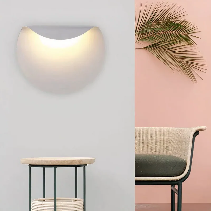 Weiße minimalistische runde Wandleuchte aus Metall für Schlafzimmer
