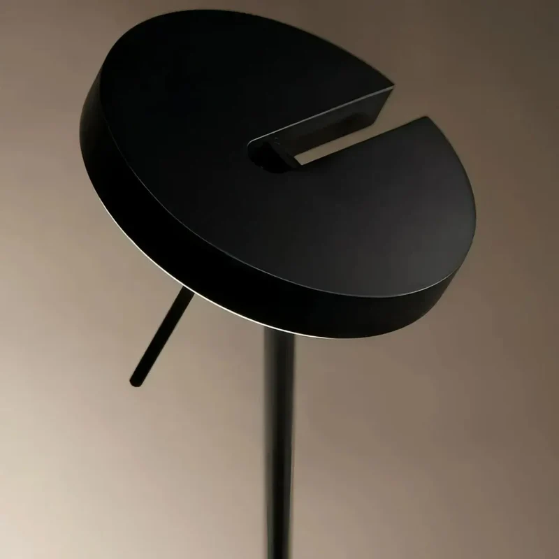 Moderne LED-Wandleuchte mit verstellbarem Kipparm für Schlafzimmer in Schwarz