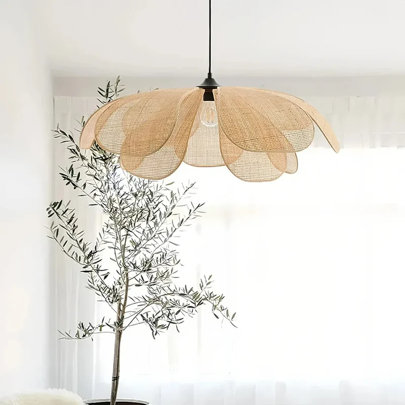 Skandinavische Rattan Pendelleuchte in Blumenform für Esszimmer