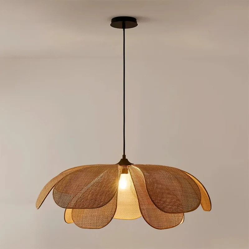 Skandinavische Rattan Pendelleuchte in Blumenform für Esszimmer