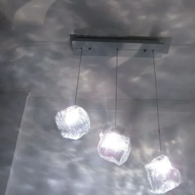 Klare Glas-Pendelleuchte mit modernem Design und Ambientebeleuchtung – Cristallin