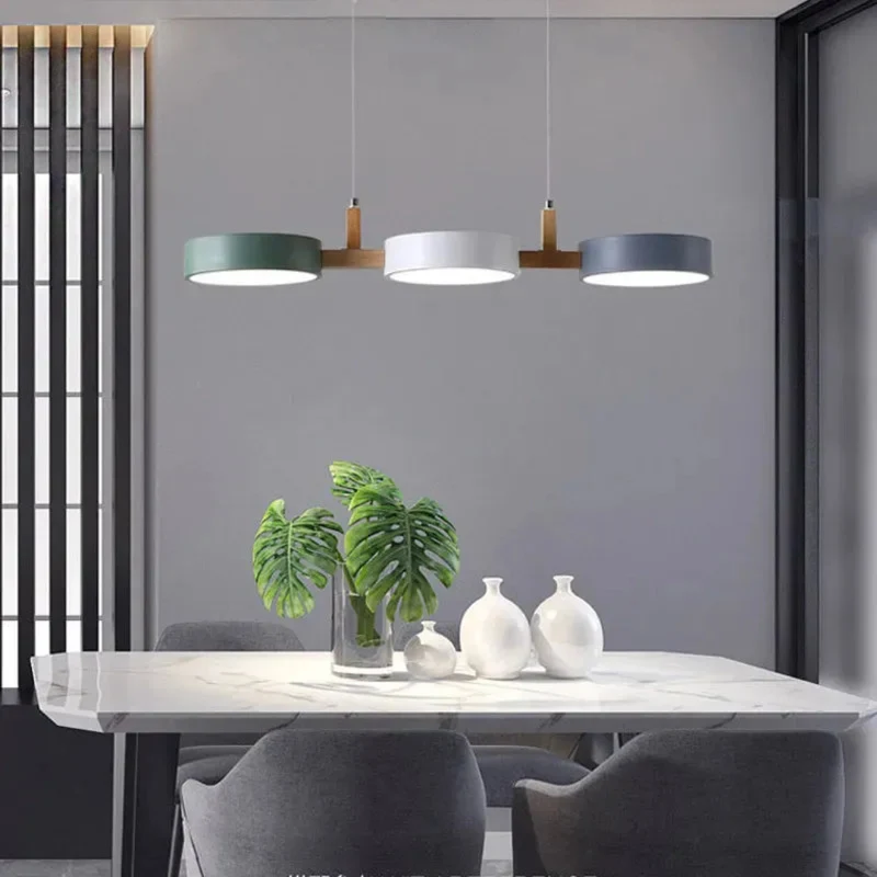 3-flammige Pendelleuchte im skandinavischen Design aus Metall und Holz für Esszimmer