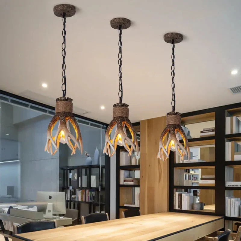 Kleine Pendelleuchte Geweih im Landhausstil für Esszimmer