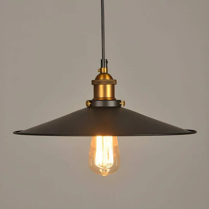 Schwarze Pendelleuchte im Industrial Stil aus Metall für Esszimmer