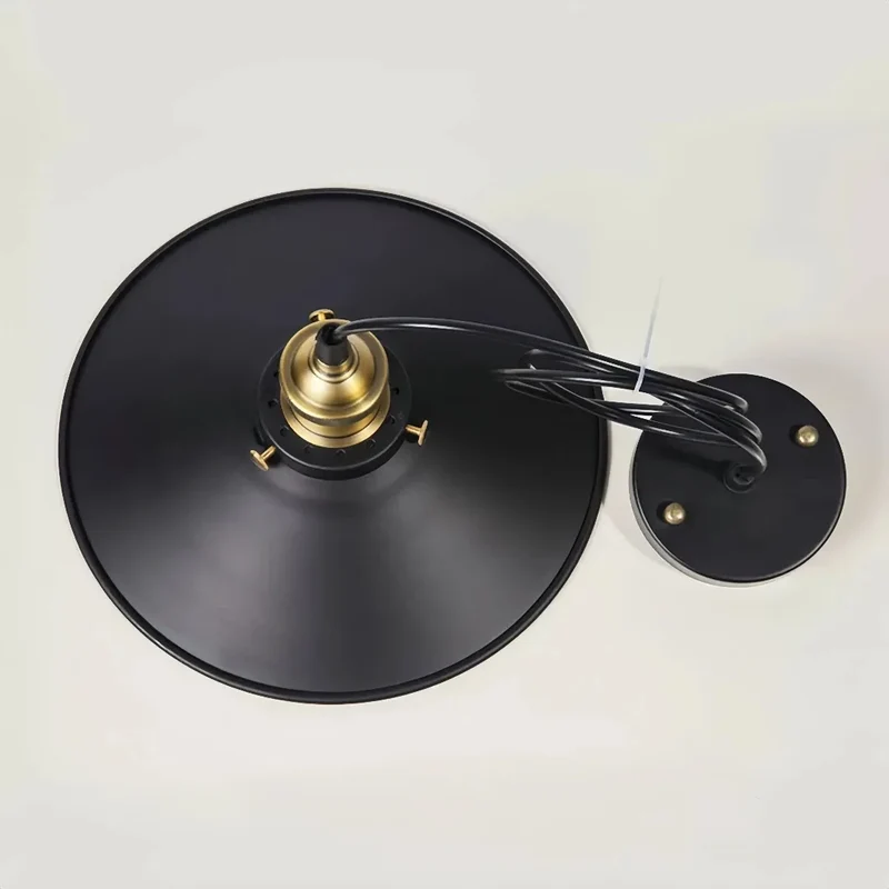 Schwarze Pendelleuchte im Industrial Stil aus Metall für Esszimmer