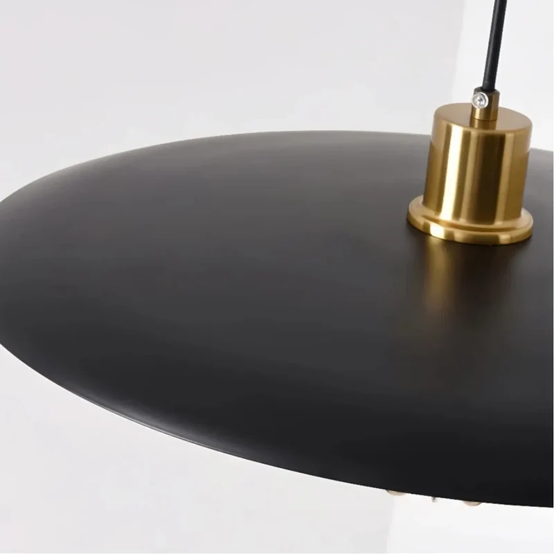 Moderne Pendelleuchte aus Metall für den Esstisch