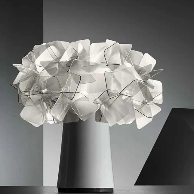 Schickes zeitgenössisches Nachtlicht mit Blumenmuster für sanfte Atmosphäre – Floraison