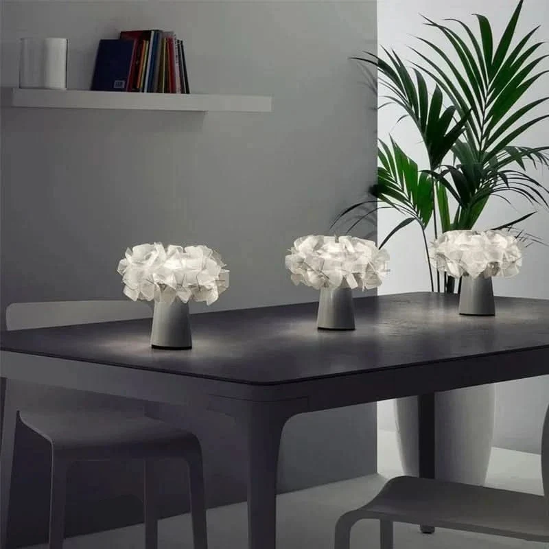 Schickes zeitgenössisches Nachtlicht mit Blumenmuster für sanfte Atmosphäre – Floraison