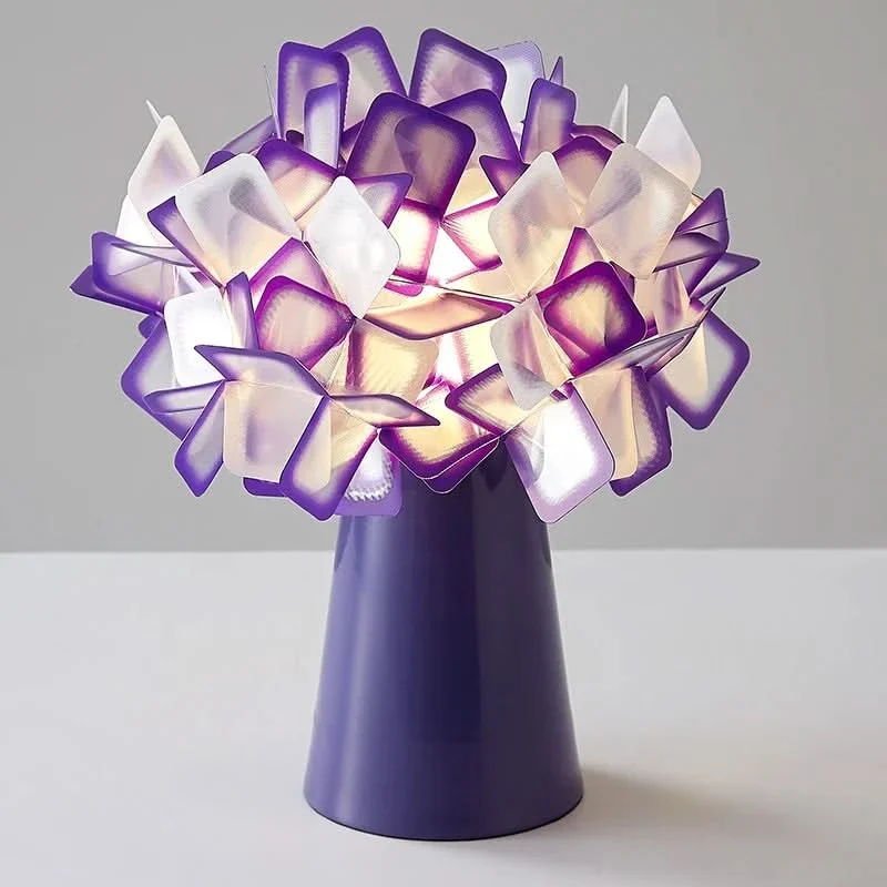 Schickes zeitgenössisches Nachtlicht mit Blumenmuster für sanfte Atmosphäre – Floraison