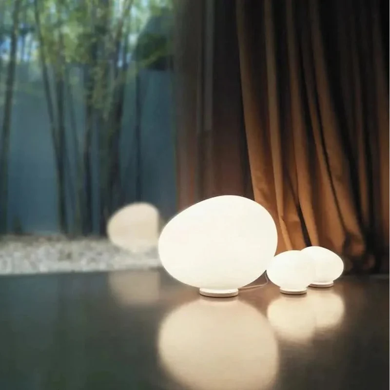 Sanfte Lampe mit Keramiksockel und Opalglas – vielseitige Eleganz – Pietra