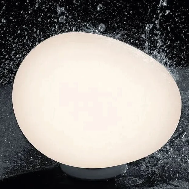 Sanfte Lampe mit Keramiksockel und Opalglas – vielseitige Eleganz – Pietra