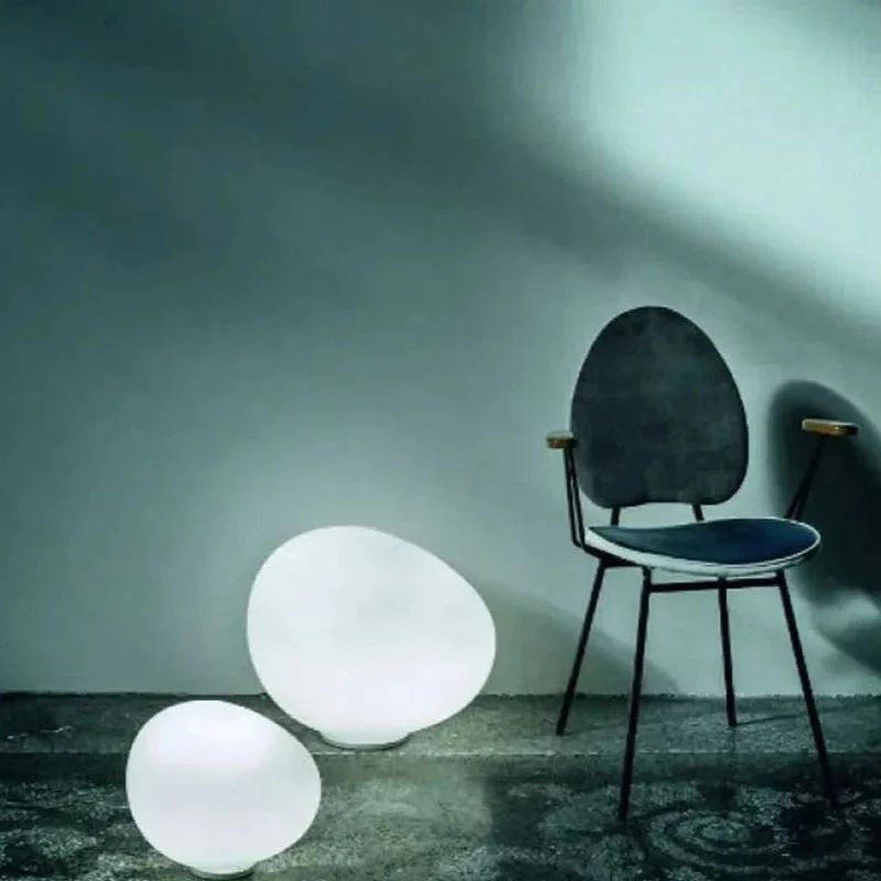 Sanfte Lampe mit Keramiksockel und Opalglas – vielseitige Eleganz – Pietra