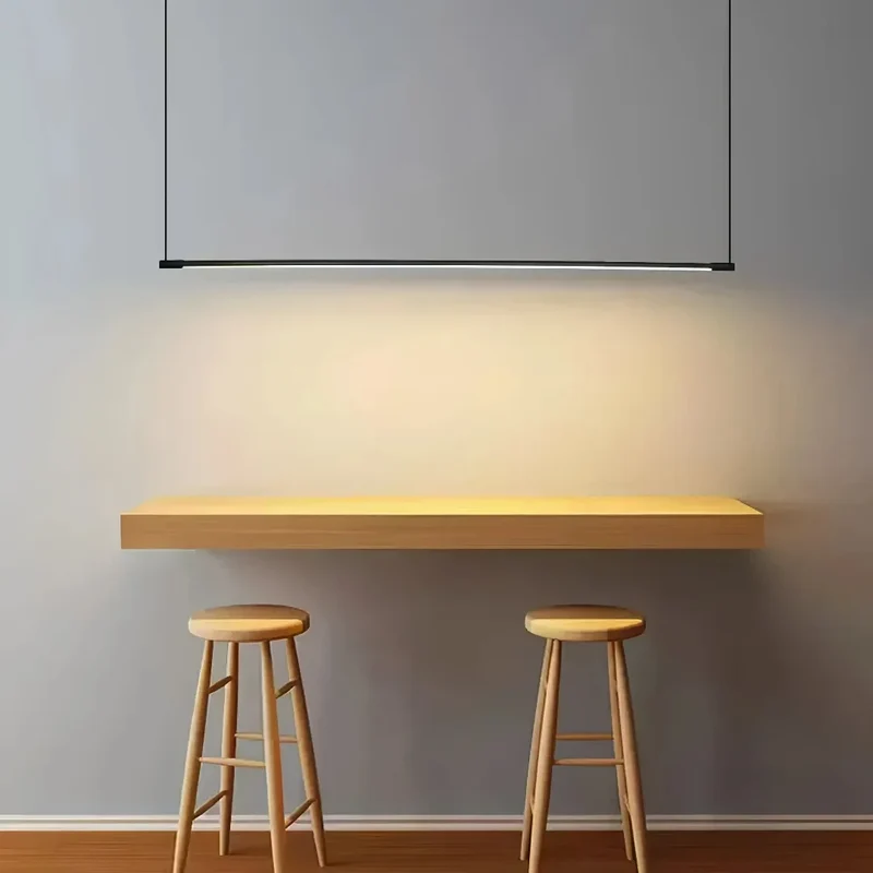 Schwarze LED-Pendelleuchte über dem Esstisch, dimmbar, länglich