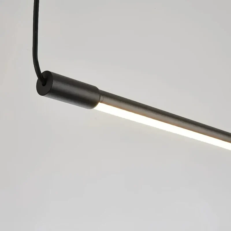 Schwarze LED-Pendelleuchte über dem Esstisch, dimmbar, länglich
