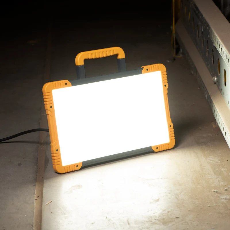 LED-Baustrahler mit zwei Steckdosen 100W kaltweiß IK08 5m Zuleitung IP54 - LED's Work