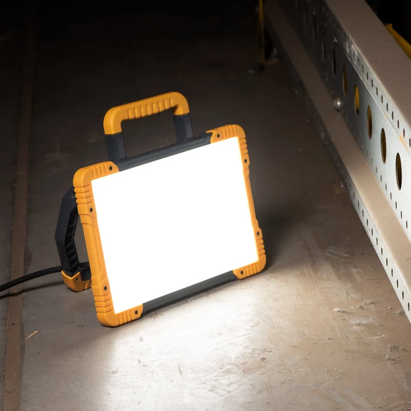 LED-Baustrahler mit zwei Steckdosen 60W kaltweiß IK08 5m Zuleitung IP54 - LED's Work