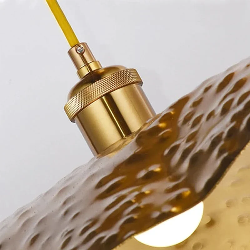 Quelle: Französisch Pendelleuchte aus gewelltem Metall aus Messing – Lumina Wave