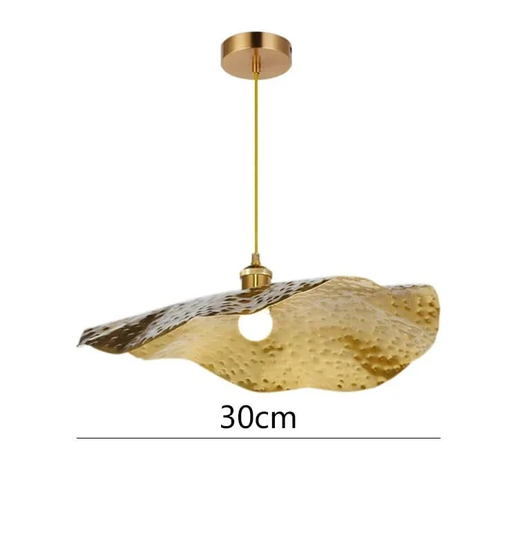 Quelle: Französisch Pendelleuchte aus gewelltem Metall aus Messing – Lumina Wave