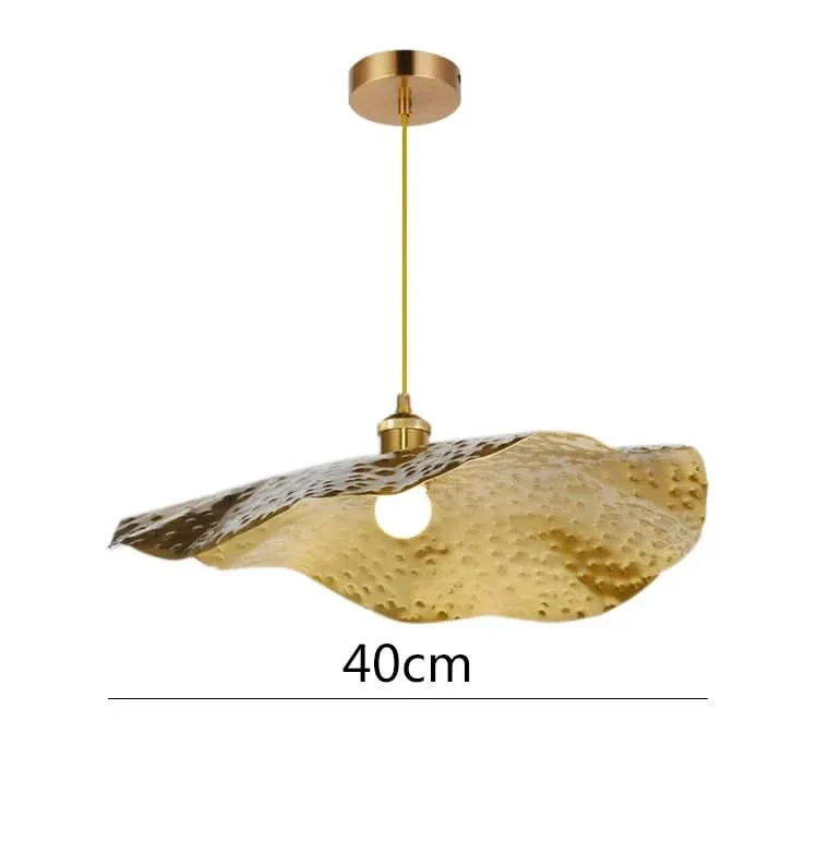 Quelle: Französisch Pendelleuchte aus gewelltem Metall aus Messing – Lumina Wave