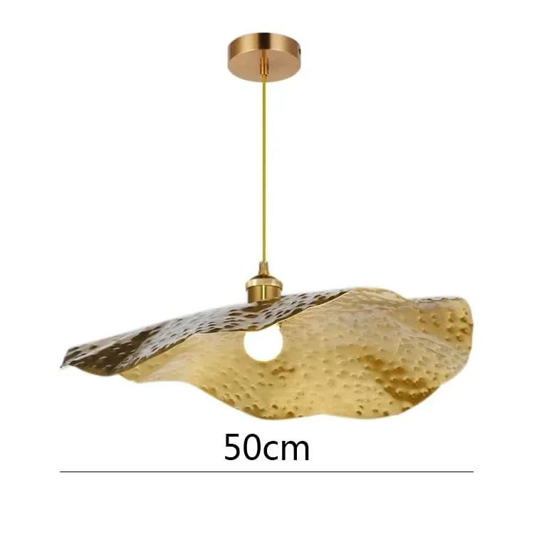 Quelle: Französisch Pendelleuchte aus gewelltem Metall aus Messing – Lumina Wave