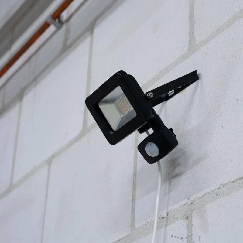 LED's Light Floodlight 1100 - Mit Licht- und Bewegungssensor - Innen & Außen - 10W - Schwarz